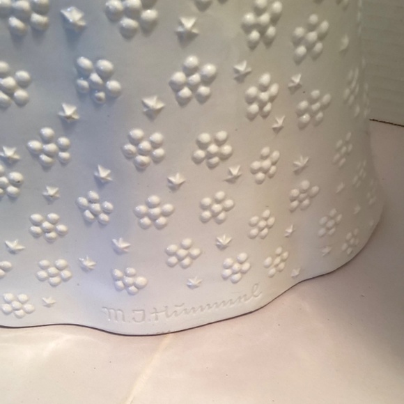 SALE! … M. J. HUMMEL…LARGE MADONNA AND CHILD PORCELAIN FIGURINE..minor flaws - Picture 7 of 11